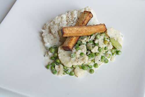 Légumes verts et chou-fleur croquant à la crème, purée de chou-fleur & tofu fumé grillé