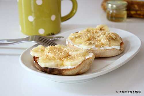 Muffin toasté au fromage frais, banane, miel & sésame grillé