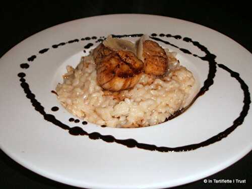 Noix de Saint-Jacques poêlées, risotto au parmesan et caramel de balsamique