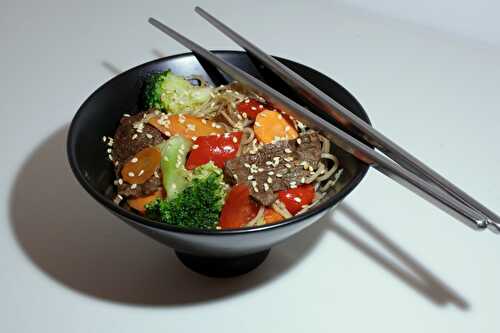 Nouilles sautées aux légumes & faux-bœuf à la sauce Teriyaki