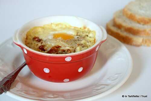 Oeuf cocotte à la crème de moutarde, tomates séchées & parmesan