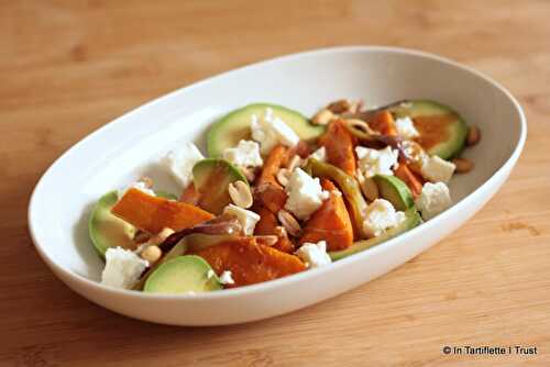 Patates douces & oignons nouveaux, avocat, feta & sauce au beurre de cacahuète