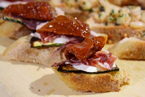 Pintxos aux courgettes grillées, mozzarella, pata negra & tomates séchées