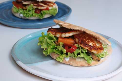 Pita aux légumes grillés, halloumi & sauce yaourt à la menthe