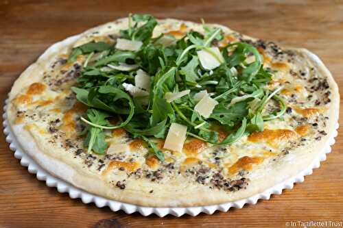 Pizza à la crème de truffe, roquette & parmesan