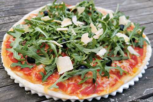 Pizza à la mozzarella, olives noires, roquette et parmesan - In Tartiflette I Trust