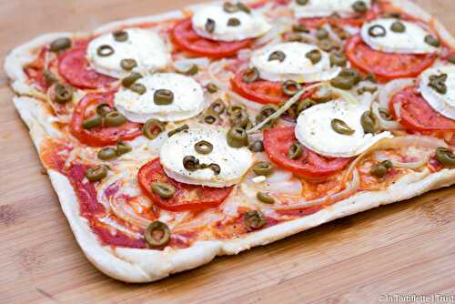 Pizza au fromage de chèvre, oignons, tomate et olives - In Tartiflette I Trust