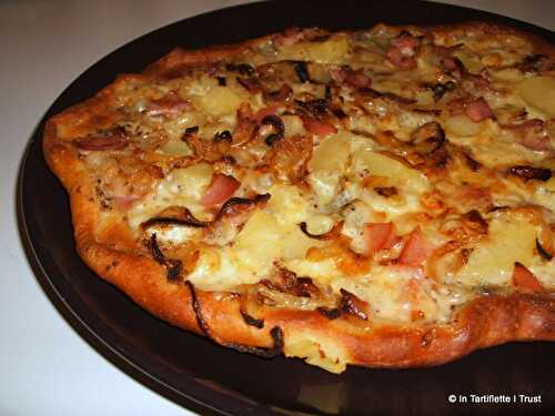 Pizza au morbier, oignons, bacon & moutarde à l'ancienne