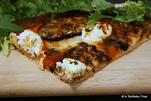 Pizza aux aubergines grillées, chèvre frais & basilic