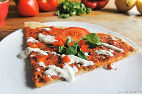 Pizza orientale aux poivrons, tomates et oignons, sauce yaourt et tahiné - In Tartiflette I Trust