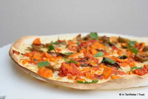 Pizza wrap gratinée aux tomates, carottes, olives & coriandre