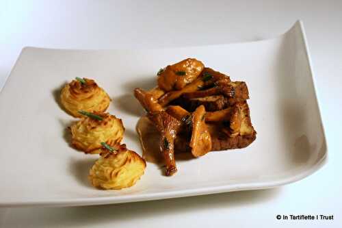 Poêlée de girolles, tofu à la noisette, pommes duchesse à l'huile de truffe & sauce au Madère