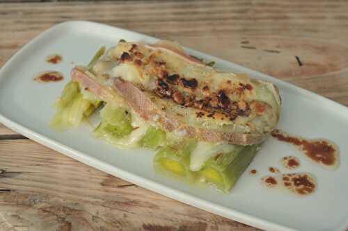 Poireaux gratinés au morbier et aux noisettes, vinaigrette