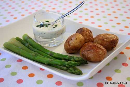 Pommes de terre rôties au thym et à l'ail, asperges vertes & crème à la ciboulette