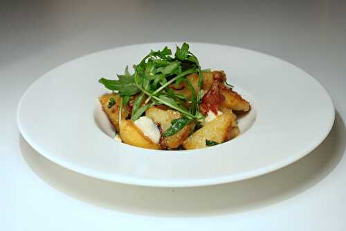 Pommes de terre rôties aux tomates séchées, roquette & gorgonzola