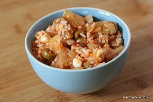 Riz à la tomate, aux olives et à la feta