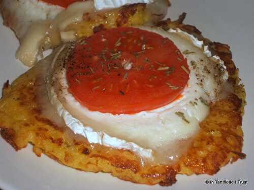 Röstis de pomme de terre au chèvre, tomate & romarin