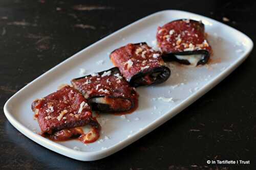 Rouleaux d'aubergines à la mozzarella, sauce tomate & parmesan