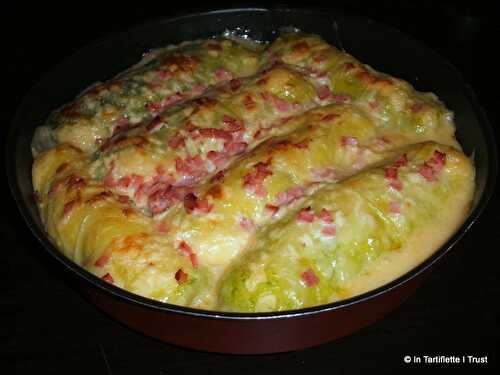 Rouleaux de chou farcis aux pommes de terre, sauce fromage & bacon