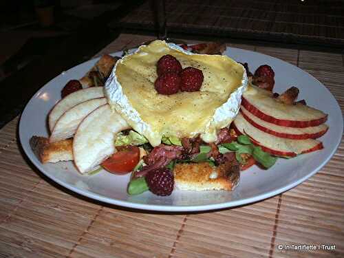 Salade au camembert rôti, framboises & lardons grillés