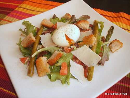 Salade aux asperges et à l’œuf mollet, sauce mousseuse au parmesan