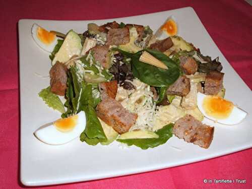 Salade aux avocats, mini-épis de maïs, emmental & croûtons aux noix