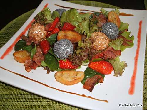 Salade aux bouchées de chèvre pané aux graines de sésame et pavot, fraises et lard croustillant