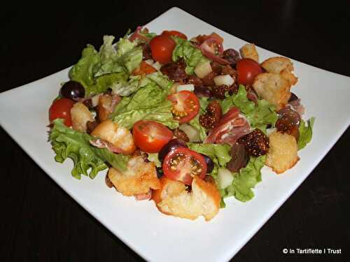 Salade aux figues, raisins, jambon de Bayonne et issau-itary