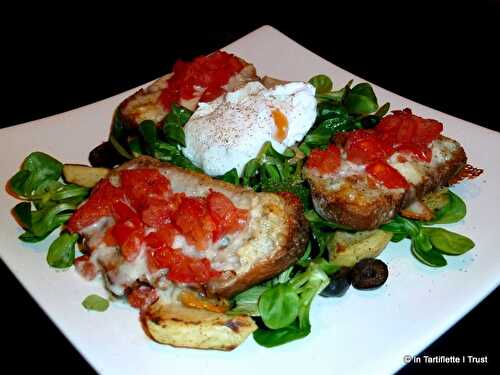 Salade aux toasts de gorgonzola-tomates, artichauts poêlés & oeuf poché