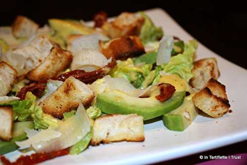 Salade Caesar aux avocats & tomates séchées