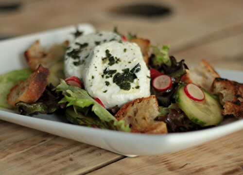 Salade croquante au chèvre mi-frais marinés au basilic & croûtons à l'ail