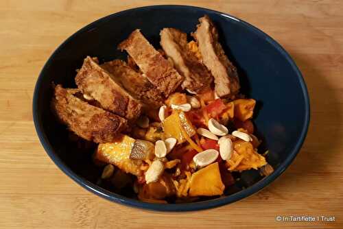 Salade d'aubergines, patates douces, carottes, tomates - steak de soja mariné - sauce au lait de coco & piment