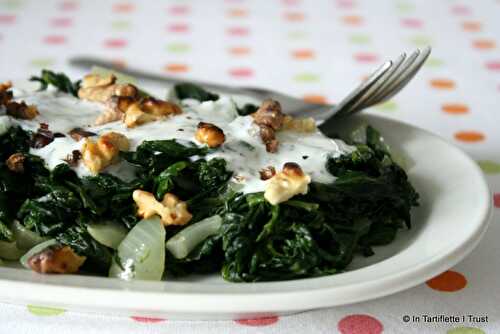 Salade d'épinards au yaourt à la menthe & noix grillées