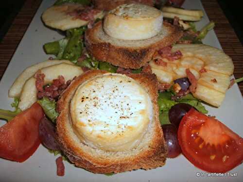 Salade de chèvre chaud aux raisins, aux pommes & aux lardons