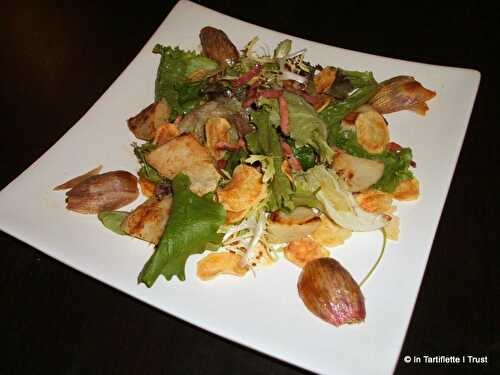 Salade de fond d'artichaut aux lardons, échalotes confites et chips de pommes de terre