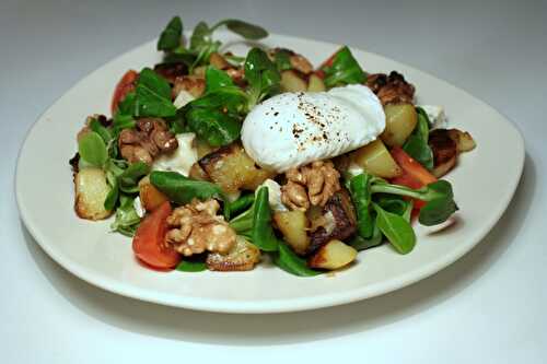 Salade de mâche aux pommes de terre, bleu, noix & oeuf poché