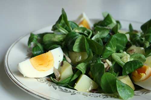 Salade de mâche aux pommes de terre, oeufs durs & graines de courge de Chantal