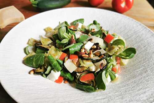 Salade de mâche aux ravioles aux courgettes, tomates, mozzarella, parmesan et pignons