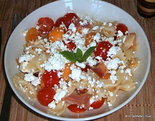 "Salade de pâtes Anne-Claire" à la feta, jambon cru, melon & tomates cerises