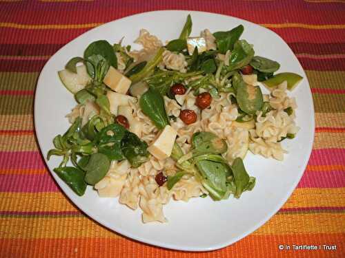 Salade de pâtes aux pommes, noisettes, mâche & emmental