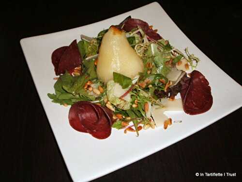 Salade de poire pochée à la bresaola, pignons grillés et parmesan