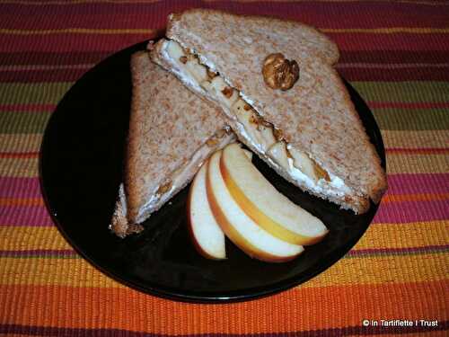 Sandwich-club au pain complet aux noix, pomme & fromage frais - In Tartiflette I Trust