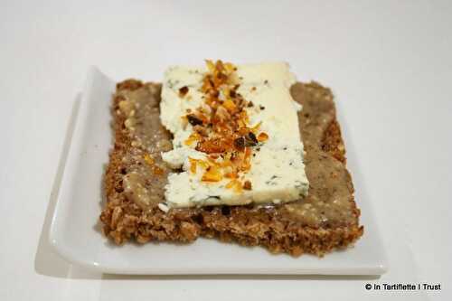 Smørrebrød (tartine danoise) au bleu & crème de noisette, éclats de caramel & noisettes grillées