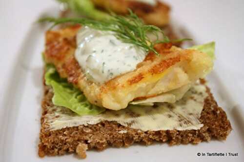 Smørrebrød (tartine danoise) au filet de poisson & crème aux herbes fraîches