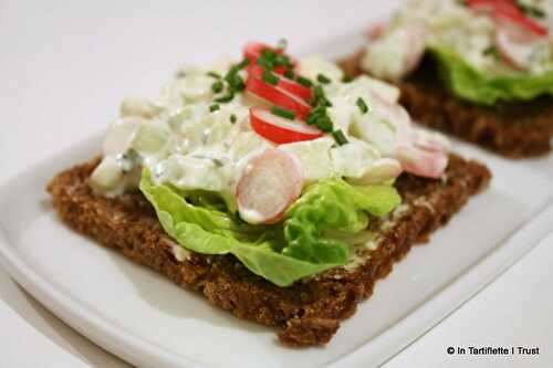 Smørrebrød (tartine danoise) radis, concombre, fromage frais & ciboulette