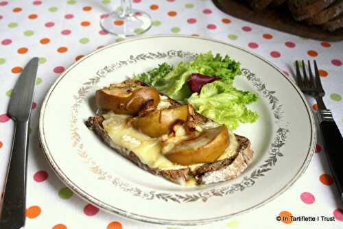 Tartine au reblochon, pommes & échalotes