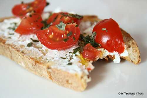 Tartine aux tomates cerises, basilic & huile d'olive