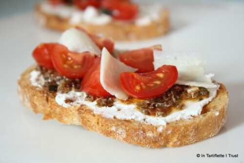 Tartine aux tomates cerises, olives & parmesan