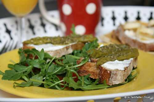 Tartine de pain de campagne au fromage frais, asperges & pesto