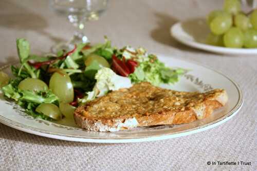 Tartine de roquefort & noix, salade aux raisins